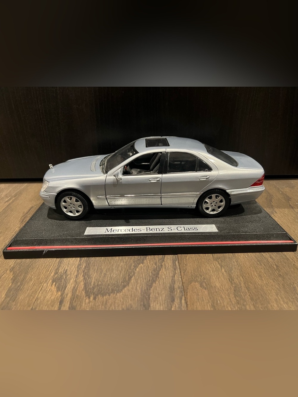 1:18 Maisto Mercedes-Benz S500 (W220) Dealer Edition Promotional Model - Picture 4 of 10
